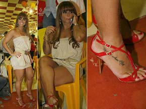 Viviane Arajo faz segunda tatuagem em homenagem a Radams.