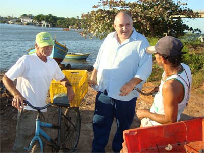 Marco Vivacqua se rene com pescadores em Maratazes
