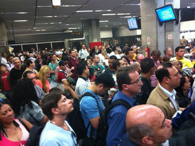 Passageiros lotam saguo do aeroporto Tom Jobim, Rio