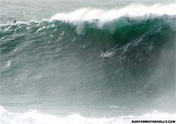Ondas de cerca de 20m fazem a alegria dos surfistas