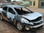 Durante assalto, taxista  ferido com faca e tem carro queim