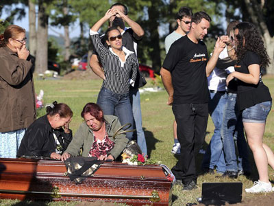 Amigos danam durante enterro em homenagem  vtima do incndio