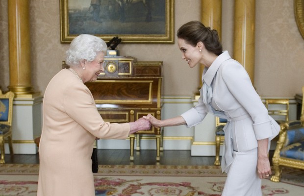 Angelina Jolie  recebida pela rainha Elizabeth