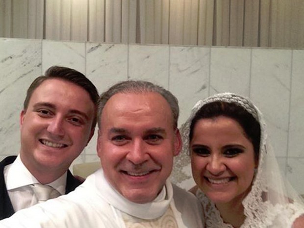 Aps celebrar casamentos, padre faz 