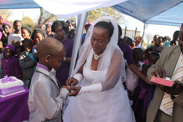 Criana de 9 anos renova casamento com noiva de 62 anos na frica do Sul