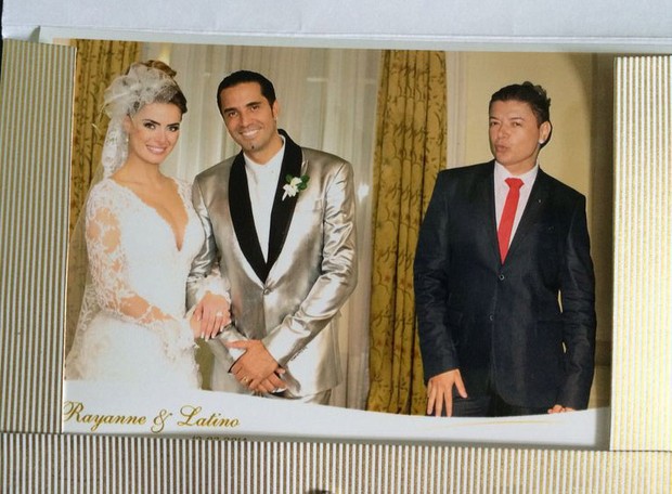 Convidados do casamento de Latino levam montagem de foto dos noivos