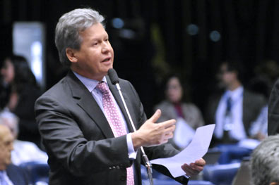 Lder do PSDB vai levar denncia contra Sarney ao Ministrio