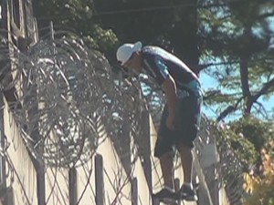 Presos escalam muro para entrar e sair de instituto penal no RS