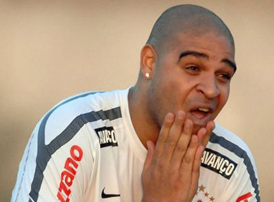 Corinthians promete apoio e nega resciso de contrato de Adriano