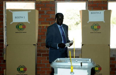 Eleitores comeam a votar nas eleies presidenciais do Zimbbue