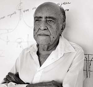 Niemeyer  internado com dores lombares em hospital do RJ