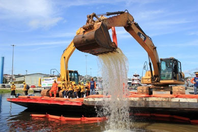 Defesa Civil inicia operao para retirar lixo dos igaraps de Manaus