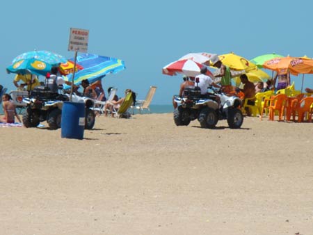 Quadricclos patrulham praias em Maratazes.
