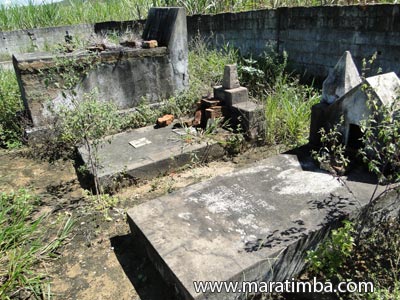 Cemitrio de lixo e mato em Brejo Grande Itapemirim