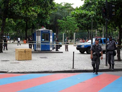 Esquadro antibombas explode caixa suspeita em Ipanema