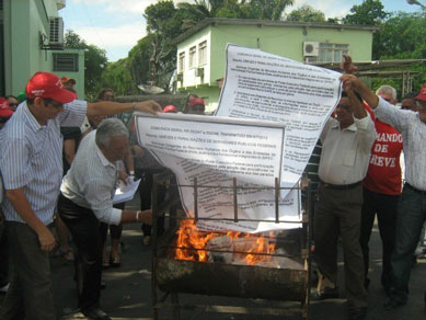 Servidores federais queimam portaria de corte de ponto de grevistas, no AM