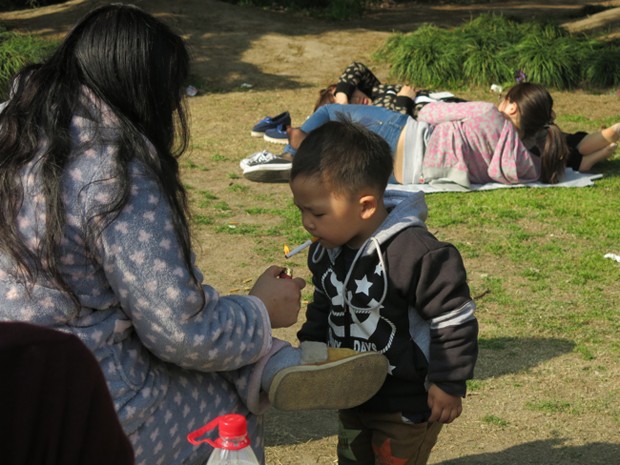 Me  vista acendendo cigarro para beb em parque na China