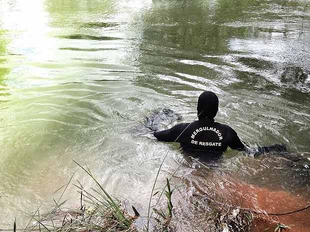 Buscas por pastor do DF que caiu em rio durante batismo so retomadas