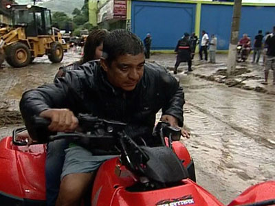 Zeca Pagodinho ajuda vtimas da chuva em Xerm, RJ  