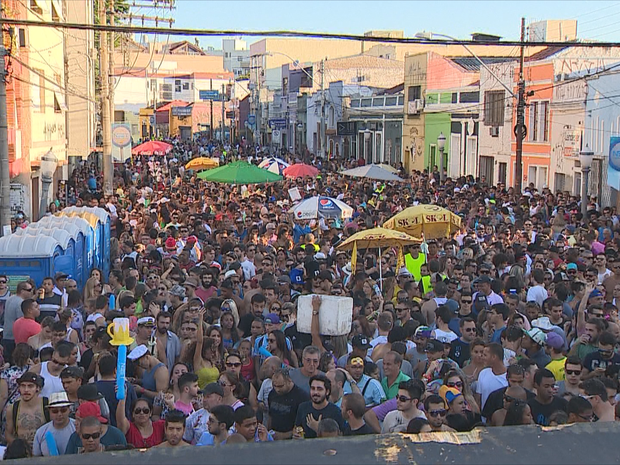 Carnaval de rua rene cerca de 15 mil na Cidade Baixa, em Po