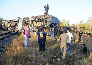 Choque de trem com caminho mata 1 e fere 120 na Tailndia.