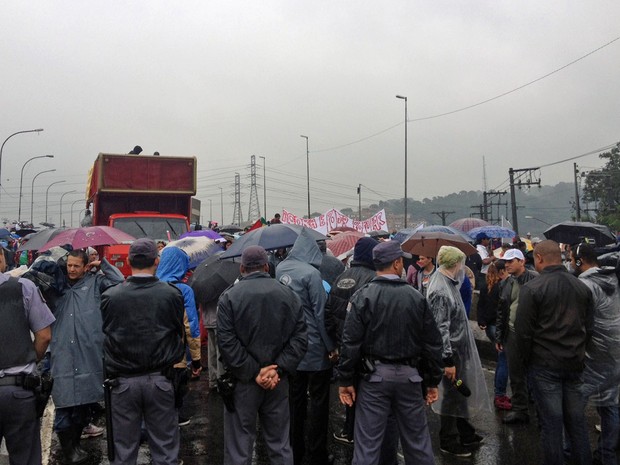 Protestos fecham vias nas regies Sul e Leste de SP nesta tera-feira