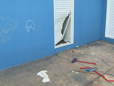Posto de sade  depredado por crianas em Serra Azul, SP