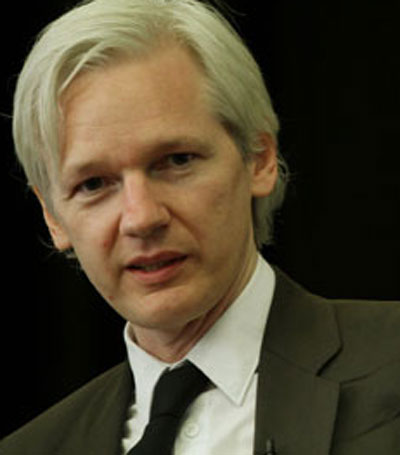Assange rejeita se entregar  polcia e permanece na embaixada do Equador