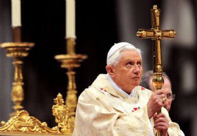 Vaticano avalia aes contra mulher que se jogou sobre o papa