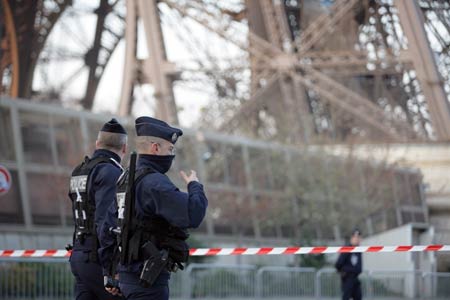 Ameaa de bomba esvazia a Torre Eiffel