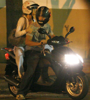 Garupa: Luana e Dado passeiam de moto pelo Leblon