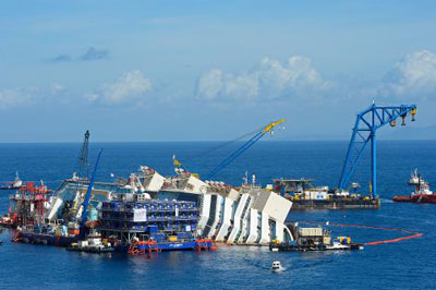 Engenheiros iniciam operao para Costa Concordia em ilha