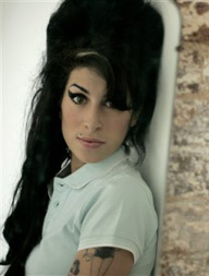 Amy Winehouse paga fiana e deixa a priso