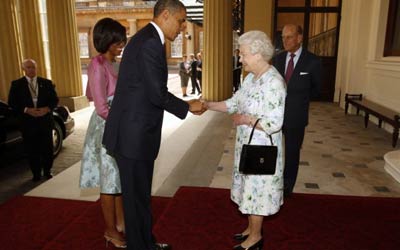 Obama encontra rainha Elizabeth 2 em visita  Gr-Bretanha