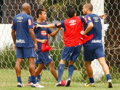 De volta  seleo, Neymar discute em treino