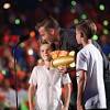 David Beckham e filhos so surpeendidos com jato de tinta