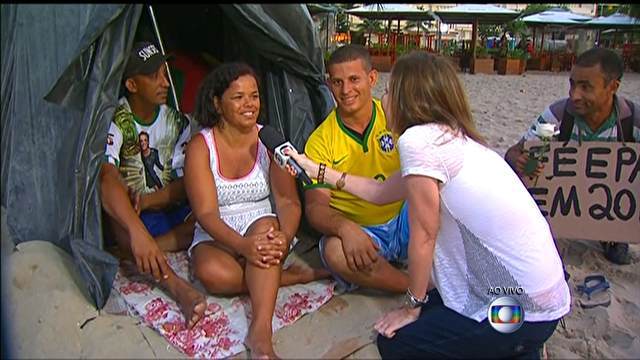 Famlia acampa em Copacabana 36 horas antes da queima de fog
