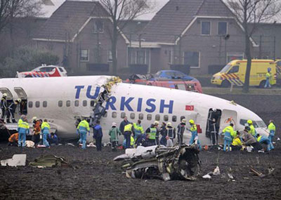 Queda de avio de empresa turca mata 9 pessoas e fere 50 
