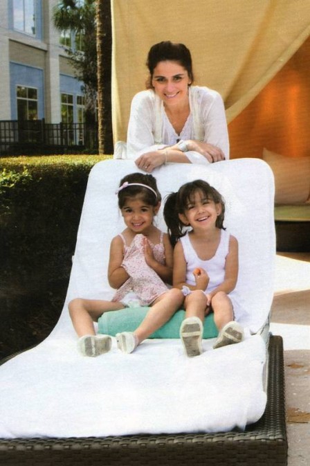 Giovanna Antonelli posa com as filhas Sofia e Antonia na Disney