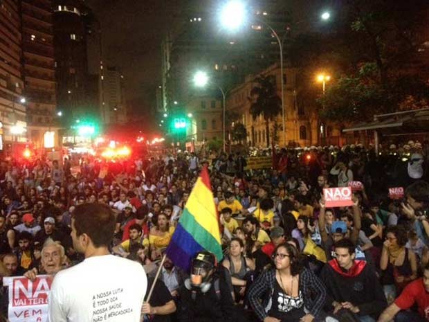 Ato contra Copa percorre ruas de SP sem confronto com PM ou detidos
