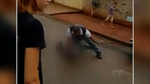 Policial agride colega da filha e saca arma na porta de esco