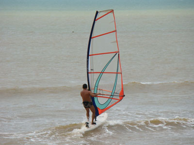 Windsurfistas descobrem praias de Maratazes 