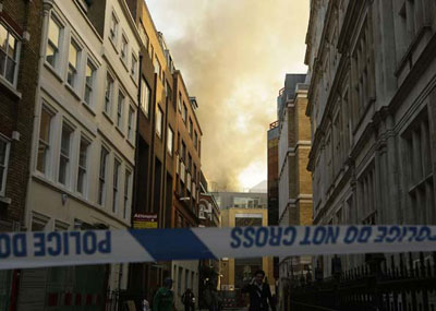 Incndio atinge prdio no centro de Londres