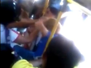Estudante registra briga entre passageira e cobradora de nibus