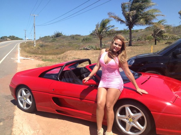 Geisy Arruda posa de tubinho rosa ao lado de carro