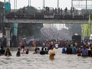 Inundaes deixa mortos e 20 mil desabrigados na Indonsia