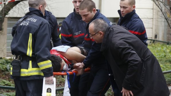 Ataque contra revista em Paris deixa 12 mortos