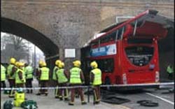 nibus fica entalado aps se chocar contra ponte em Londres