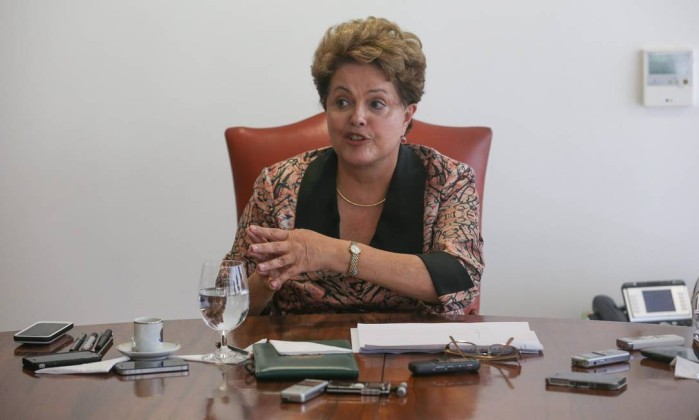 Dilma diz que governo vai cortar gastos e verificar contas