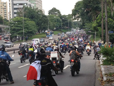 Motociclistas protestam nas ruas de SP contra regras de motofrete